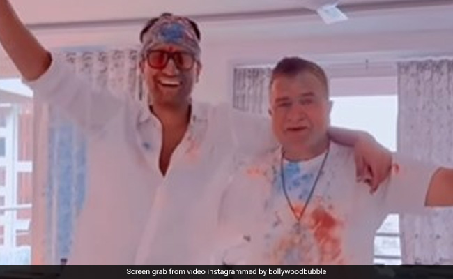 होली पर पति और ससुर ने किया ऐसा भांगड़ा हंस-हंसकर कैटरीना कैफ का हुआ बुरा हाल, देखें मजेदार वीडियो