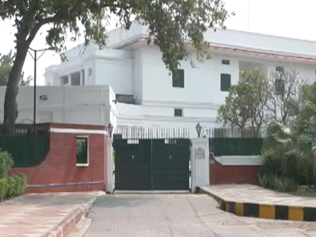 भारत की जैसे को तैसा नीति?: दिल्‍ली में ब्रिटिश उच्‍चायोग के बाहर से बैरिकेड्स हटाए गए