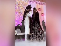 VIDEO: शादी से पहले स्टेज पर हुआ कुछ ऐसा कि फूट-फूटकर रोने लगे दूल्हा-दुल्हन VIDEO: शादी से पहले स्टेज पर हुआ कुछ ऐसा कि फूट-फूटकर रोने लगे दूल्हा-दुल्हन