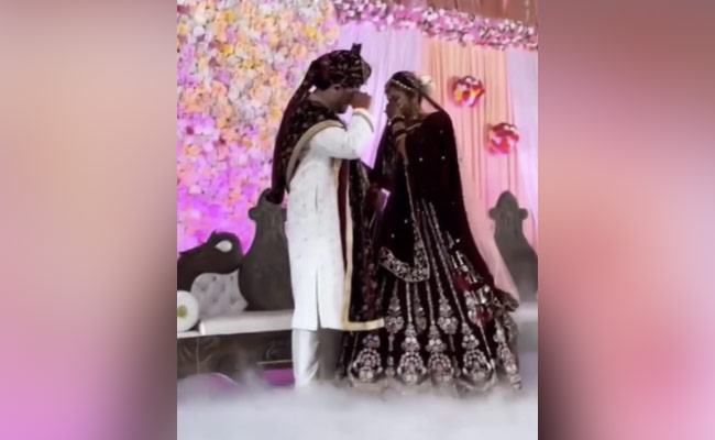 VIDEO: शादी से पहले स्टेज पर हुआ कुछ ऐसा कि फूट-फूटकर रोने लगे दूल्हा-दुल्हन