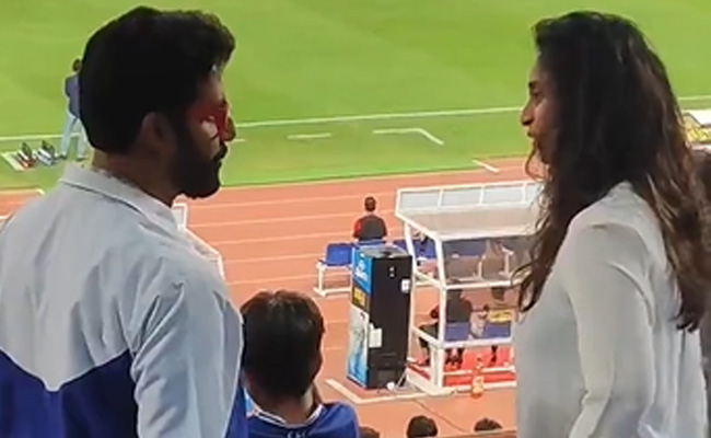 When Abhishek Bachchan Met Ajith's Wife Shalini And Son Aadvik At A Chennaiyin FC Match