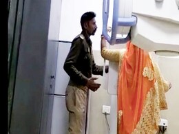 VIDEO: यूपी में बलिया जिला अस्पताल में मरीजों का X-Ray करता दिखा होमगार्ड का जवान VIDEO: यूपी में बलिया जिला अस्पताल में मरीजों का X-Ray करता दिखा होमगार्ड का जवान
