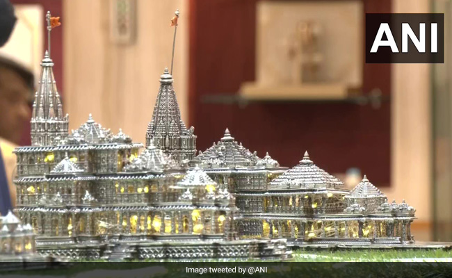 चांदी का राम मंदिर: सूरत के एक ज्वैलर ने राम मंदिर की चांदी की प्रतिकृतियां बनाईं है, तस्वीर वायरल