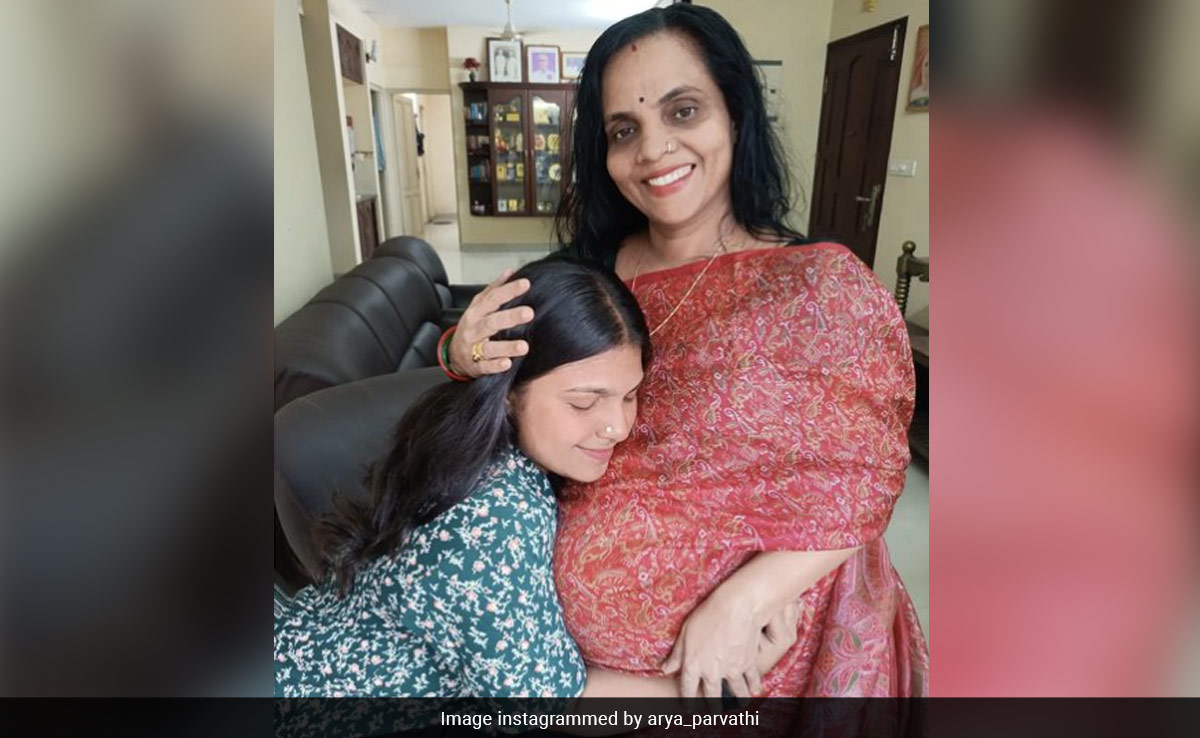 47 साल की उम्र में फिल्म एक्ट्रेस आर्या पार्वती की मां ने दी बेटी को जन्म, लोगों ने कहा- बधाई हो!