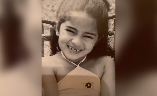 फोटो में टूटे दांत के साथ दिख रही लड़की आज कर रही बॉलीवुड को रूल, आगे-पीछे लगी रहती है बड़े डायरेक्टर्स की लाइन, पहचाना क्या?