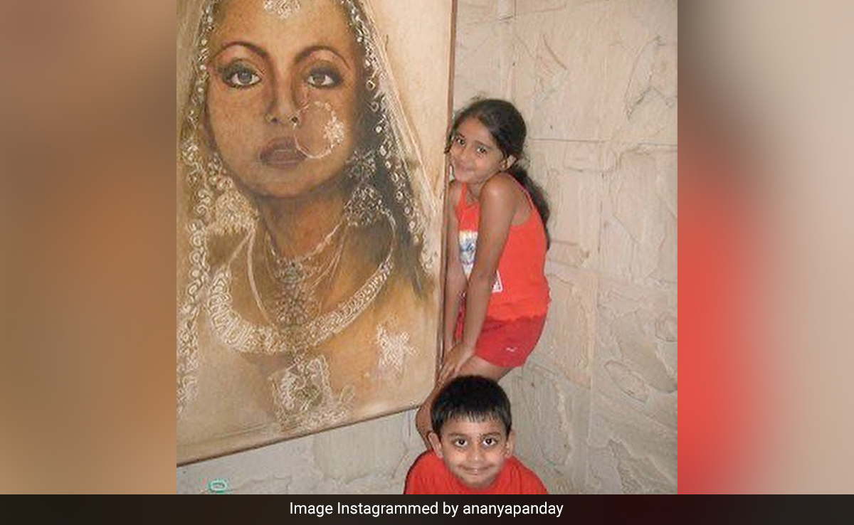 आंखों में शरारत और चेहरे पर मुस्कान लिए रेखा की फोटो के साथ खड़ी बच्ची आज खुद है एक टॉप एक्ट्रेस, पहचाना क्या?