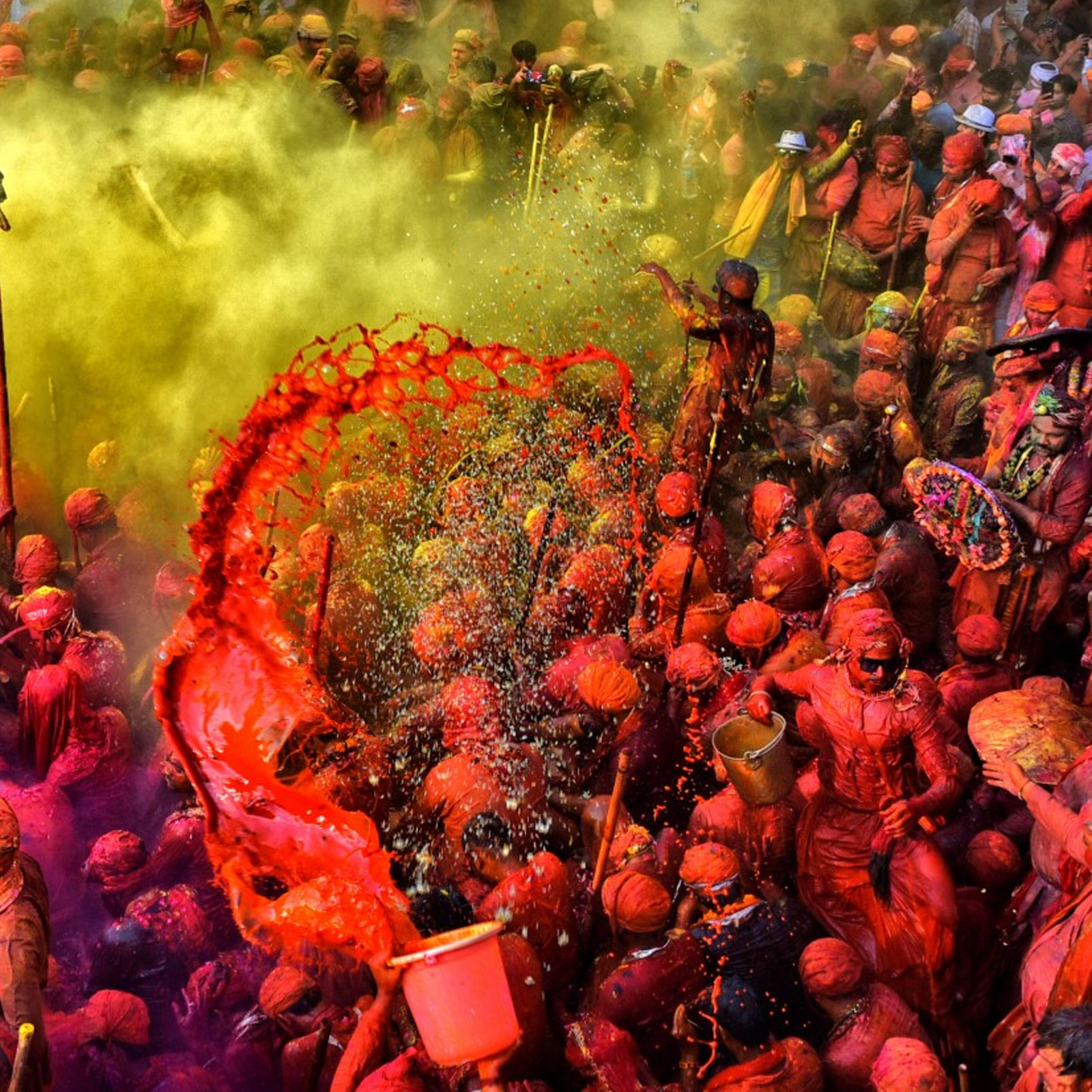 Holi 2023: रंगों के इस त्यौहार में घोलें गुजिया और ठंडाई की मिठास, रंगों की उमंग में ऐसे रखें अपनी सेहत का भी ख्याल...