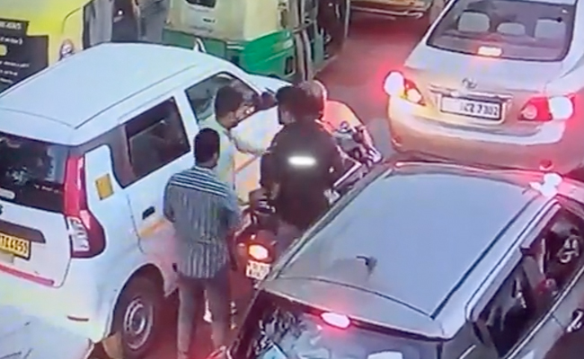 On CCTV, Robbers Steal Rs 40 Lakh From Biker's Bag At Delhi Traffic Signal