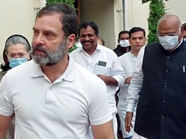 राहुल गांधी के मामले में अब सबकी निगाहें चुनाव आयोग के अगले कदम पर