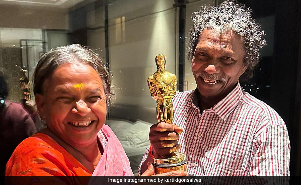 This Pic Of <i>The Elephant Whisperers</i>' Bomman And Bellie With The Oscar Is Everything