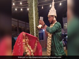 वेडिंग फोटोग्राफर अपनी शादी में खुद ही खींच रहा था तस्वीरें, दुल्हन से बनवाए ऐसे पोज़, देखकर नहीं रुकेगी हंसी वेडिंग फोटोग्राफर अपनी शादी में खुद ही खींच रहा था तस्वीरें, दुल्हन से बनवाए ऐसे पोज़, देखकर नहीं रुकेगी हंसी