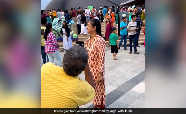 पत्नी की परफेक्ट तस्वीर लेने की कोशिश करता दिखा बुजुर्ग शख्स, VIDEO देख हार बैठेगे दिल!