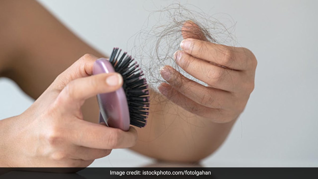 Hair Fall से हैं परेशान? डॉक्टर ने बताया Chemical Shampoo का नेचुरल विकल्प