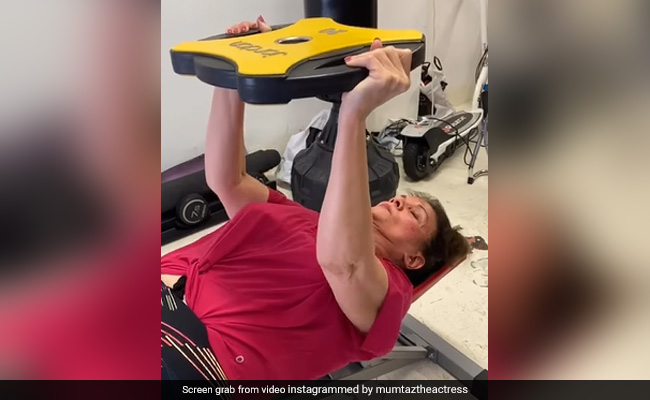 75 साल की उम्र में मुमताज ने किया ऐसा वर्कआउट, Video देख आप भी करेंगे एक्ट्रेस की जमकर तारीफ
