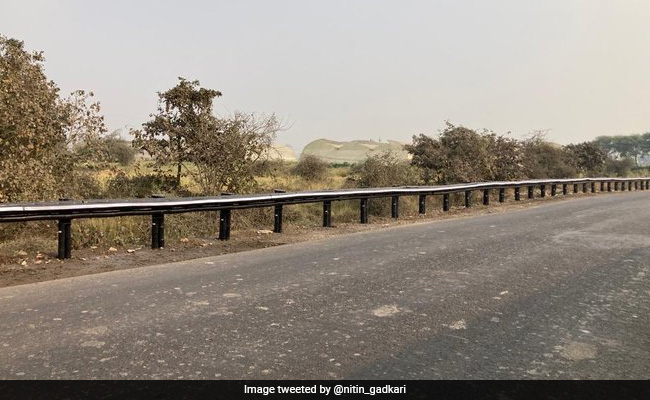 दुनिया का पहला बांस का क्रैश बैरियर 'बहू बल्ली' महाराष्‍ट्र में लगाया, गडकरी बोले - स्‍टील का सही विकल्‍प