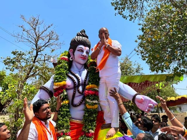 भगवान राम की मूर्ति पर चढ़ने को लेकर कर्नाटक के BJP विधायक की हुई आलोचना, खिंचवाई फोटो