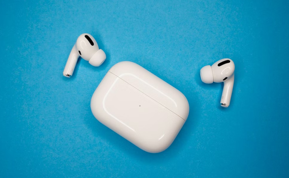 Woman Who Left AirPods On Plane Tracked Them Down To Airport Worker's Home