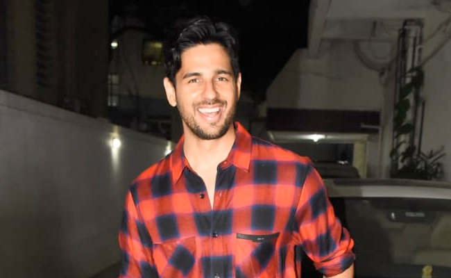 Newlywed Sidharth Malhotra's LOL Reply To Paparazzi Asking For "Solo" Pics