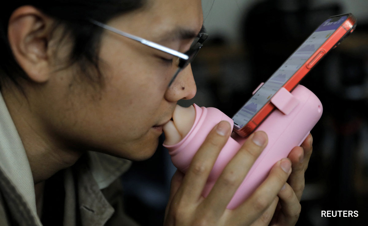 Chinese Firm Invents Long-Distance Kissing Machine For Remote Lovers