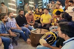 Youth Sing 'Hanuman Chalisa' Outside Gurugram Cafe, Garner Applause Youth Sing 'Hanuman Chalisa' Outside Gurugram Cafe, Garner Applause