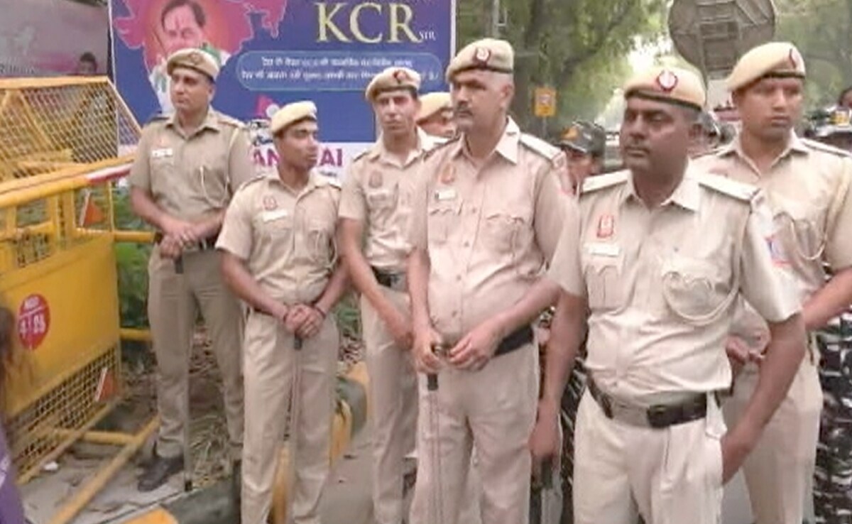 Massive Show Of Strength In Delhi For KCR's Daughter Ahead Of Questioning