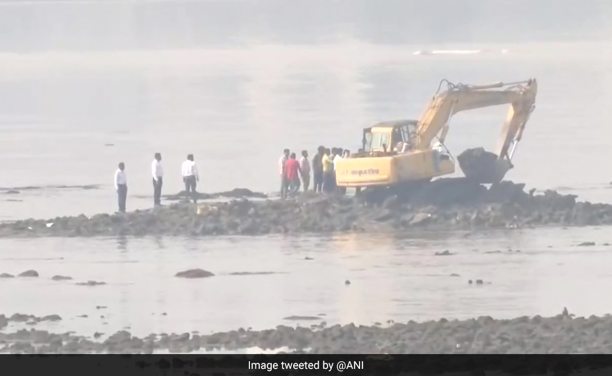 Dargah In Mumbai Coastal Area Demolished After Raj Thackeray's Complaint