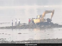 Dargah In Mumbai Coastal Area Demolished After Raj Thackeray's Complaint Dargah In Mumbai Coastal Area Demolished After Raj Thackeray's Complaint