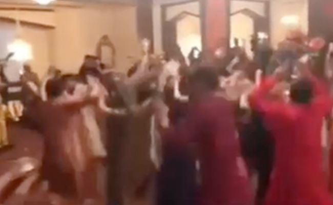 शादी में डांस कर रहे थे मेहमान तभी खिसकी जमीन और धरती में समा गए सारे बाराती, कैमरामैन ने फिर किया कुछ ऐसा, लोग बोले- कोई तो रोक लो 