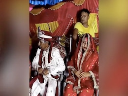 स्टेज पर बैठा रह गया दूल्हा, पीछे खड़े शख्स ने भर दी दुल्हन की मांग, लड़की ने गुस्से में जो किया उड़े लोगों के होश, बोले- पापा की परी निकली  स्टेज पर बैठा रह गया दूल्हा, पीछे खड़े शख्स ने भर दी दुल्हन की मांग, लड़की ने गुस्से में जो किया उड़े लोगों के होश, बोले- पापा की परी निकली