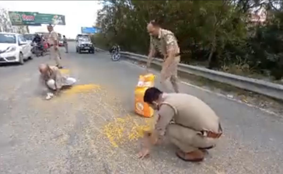 सड़क पर बुजुर्ग शख्स की दाल गिर गई थी, पुलिस ने हाथों से उठाकर बोरी में रख दी, वीडियो वायरल
