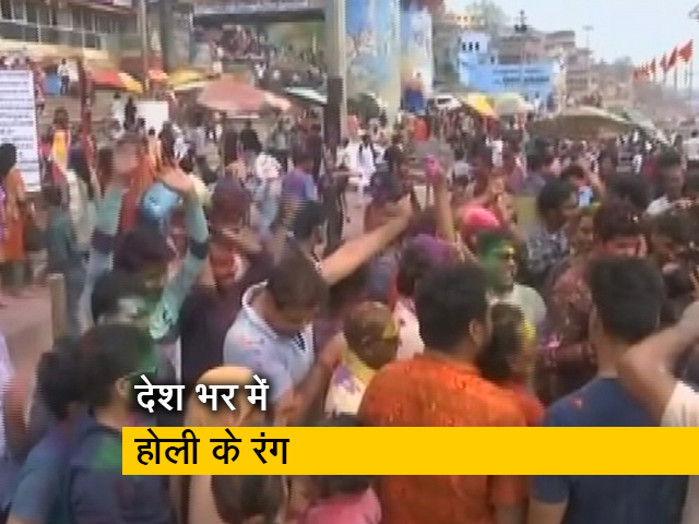 वाराणसी : गंगा के घाटों पर ढोल और मंजीरों के साथ सुरों की होली