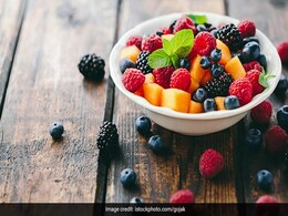 खूबसूरत और ग्लोइंग स्किन के लिए 6 सीजनल फ्रूट जिन्हें आपको अपनी डाइट में जरूर शामिल करना चाहिए खूबसूरत और ग्लोइंग स्किन के लिए 6 सीजनल फ्रूट जिन्हें आपको अपनी डाइट में जरूर शामिल करना चाहिए