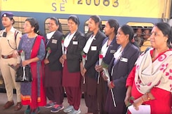 झारखंड : महिला क्रू ने किया यात्री ट्रेन का संचालन, ड्राइवर से सुरक्षाकर्मी तक की संभाली जिम्मेदारी झारखंड : महिला क्रू ने किया यात्री ट्रेन का संचालन, ड्राइवर से सुरक्षाकर्मी तक की संभाली जिम्मेदारी