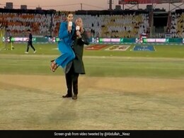 PSL 2023: कीवी कमेंटेटर ने ऑस्ट्रेलियाई क्रिकेटर की वाइफ को अचानक उठा लिया गोद में, Video हो रहा Viral PSL 2023: कीवी कमेंटेटर ने ऑस्ट्रेलियाई क्रिकेटर की वाइफ को अचानक उठा लिया गोद में, Video हो रहा Viral