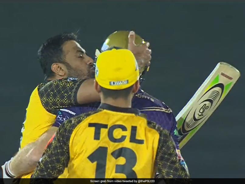 Wahab Riaz Kisses Martin Guptill After Dismissing Him During Peshawar Zalmi-Quetta Gladiators PSL Match. Watch