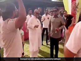 Satish Kaushik: सतीश कौशिक के दोस्त विकास मल्लू ने शेयर किया होली पार्टी का वीडियो, डांस करते नजर आए एक्टर Satish Kaushik: सतीश कौशिक के दोस्त विकास मल्लू ने शेयर किया होली पार्टी का वीडियो, डांस करते नजर आए एक्टर