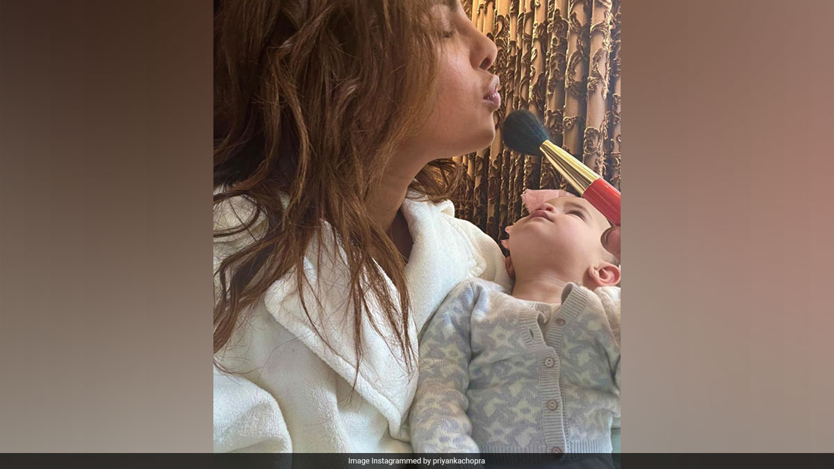 It's "Glam With Mama" Time For Malti Marie Jonas As Priyanka Chopra Does Her Makeup