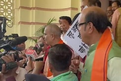 बिहार विधानसभा परिसर में BJP और RJD विधायकों में तीखी नोकझोंक, MLA का फटा कुर्ता बिहार विधानसभा परिसर में BJP और RJD विधायकों में तीखी नोकझोंक, MLA का फटा कुर्ता