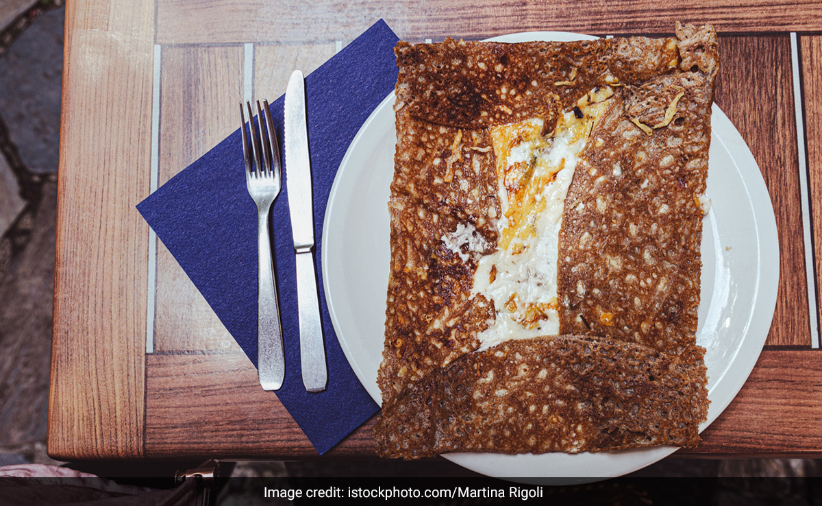 Navratri Vrat Recipe: नवरात्रि व्रत में बनाएं कुट्टू के आटे का चीला, झटपट बनकर हो जाएगा तैयार