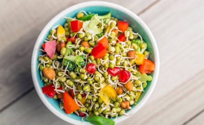 नाश्ते से पहले रोज खाएं Sprouts, पाचन को रखेगा हेल्दी और Weight Loss में करेगा मदद, जानें 6 शानदार फायदे