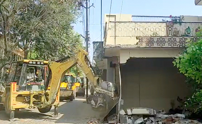 यूपी के बांदा में मुख्तार अंसारी के सहयोगियों के मकानों पर चला बुलडोजर