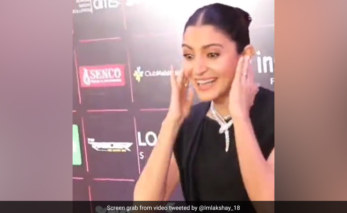 Viral: Anushka Sharma Asks Paparazzi To "Relax." Watch