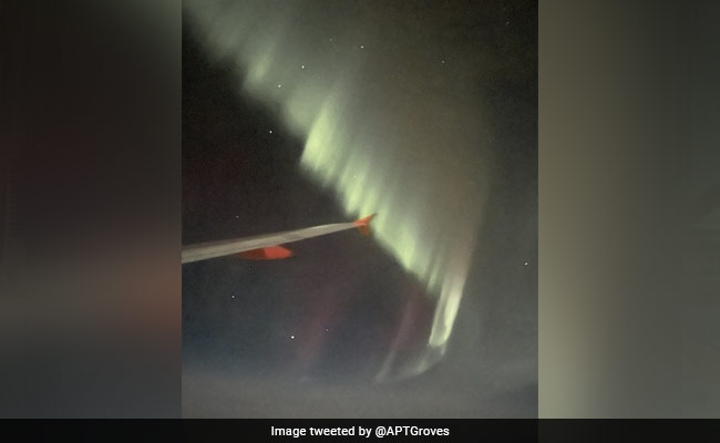 EasyJet Pilot Circles Plane To Show Passengers Spectacular Northern Lights