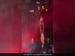 अक्षय कुमार ने खिलाड़ी अंदाज में मौनी रॉय को उठाया बाहों से, वीडियो देख लोग बोले- फिल्में फ्लॉप तो सर्कस शुरू अक्षय कुमार ने खिलाड़ी अंदाज में मौनी रॉय को उठाया बाहों से, वीडियो देख लोग बोले- फिल्में फ्लॉप तो सर्कस शुरू