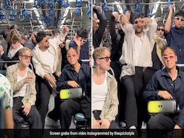 मुंबई की लोकल ट्रेन में विदेशी डांसरों ने किया जबरदस्त डांस, जिसे देख यूज़र्स कह रहे हैं- कमाल है मुंबई की लोकल ट्रेन में विदेशी डांसरों ने किया जबरदस्त डांस, जिसे देख यूज़र्स कह रहे हैं- कमाल है