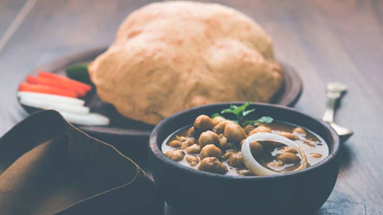 क्या कभी देखी है छोले की नदी, भटूरे का ड्रैगन? सोशल मीडिया पर तेजी से वायरल हो रहा है वीडियो