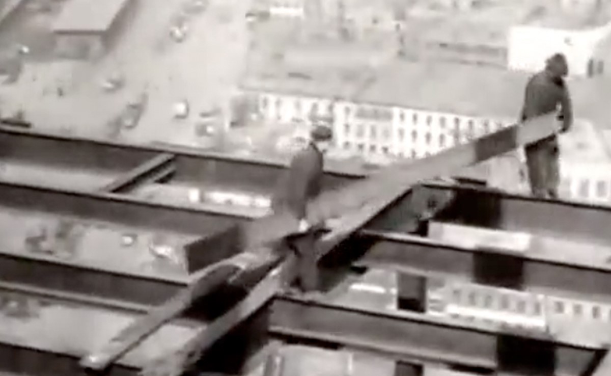 1995 में कुछ इस तरह से बनती थी बिल्डिंग, रोंगटे खड़े करने वाला यह वीडियो हैरान कर देगा