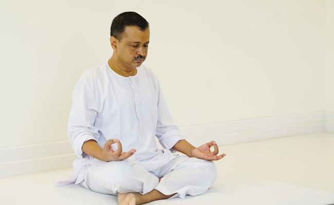 मनीष सिसोदिया की गिरफ्तारी के विरोध में ध्यान पर बैठे दिल्ली के मुख्यमंत्री अरविंद केजरीवाल