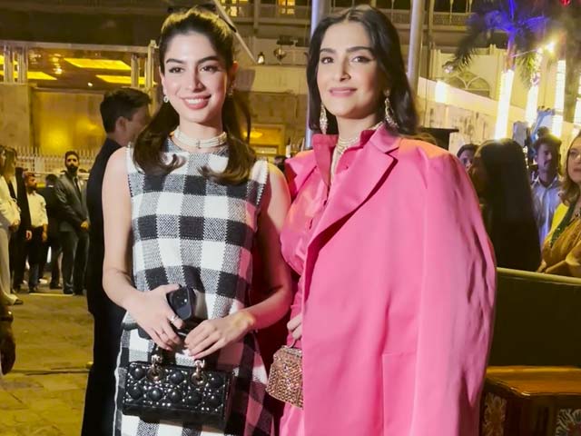 गेटवे ऑफ इंडिया पर Dior के फैशन शो में स्पॉट हुईं सोनम और खुशी कपूर