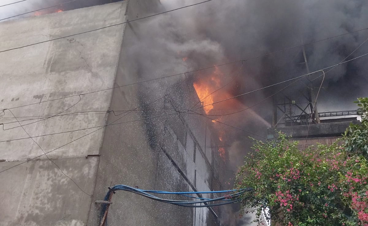 दिल्ली: वजीरपुर इलाके की एक फैक्टरी में लगी भीषण आग, 25 दमकल की गाड़ियां मौके पर पहुंची